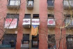 Protestas en un bloque de viviendas de Barcelona por el aumento de los alquileres.