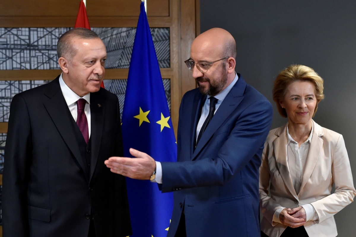 El presidente del Consejo Europeo, Charles Michel (c), y la presidenta de la Comisión Europea, Ursula von der Leyen (d), reciben a Recep Tayyip Erdogan.