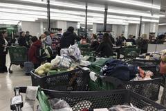 Gente comprando en uno de los supermercados de Madrid ayer