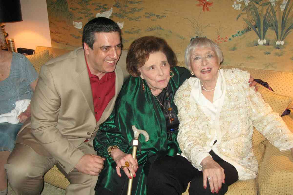 Patricia Neal, en el centro de la imagen, en la fiesta del 92 cumpleaos de la actriz Celeste Holm (vestida de blanco). A su derecha, Frank Basile, viudo de Holm.