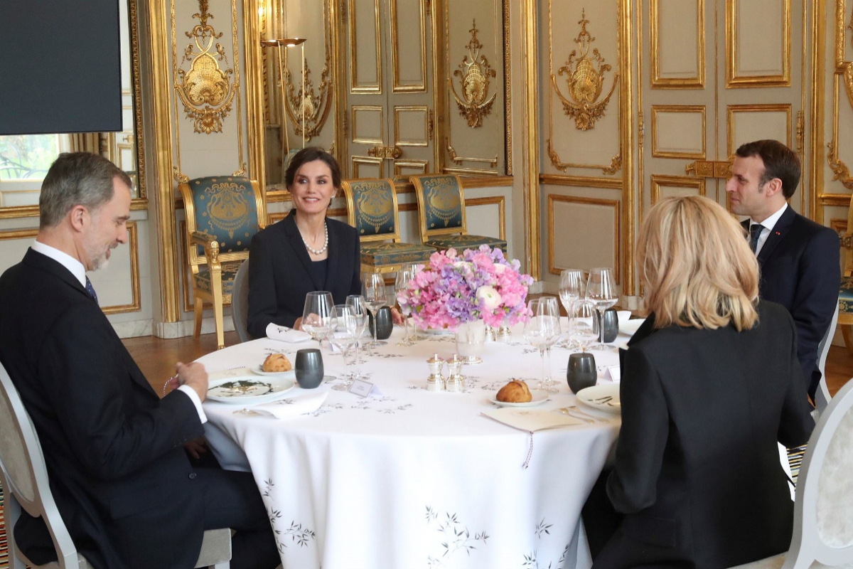 Felipe VI y la Reina Letizia en un almuerzo con Emmanuel Macron y su esposa.
