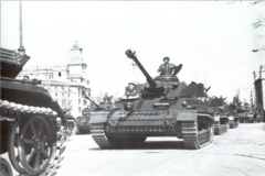 Tanques vendidos a Espaa por Hitler desfilando por la Castellana.
