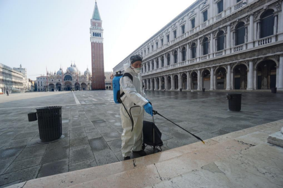 Un sanitario desinfecta las calles de Venecia.
