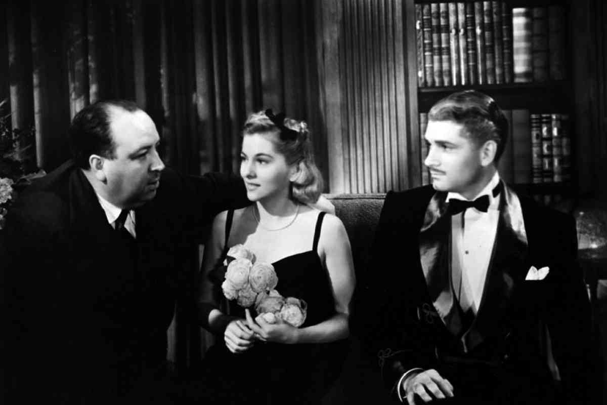 Alfred Hitchcock en un alto del rodaje junto a Fontaine y Olivier.