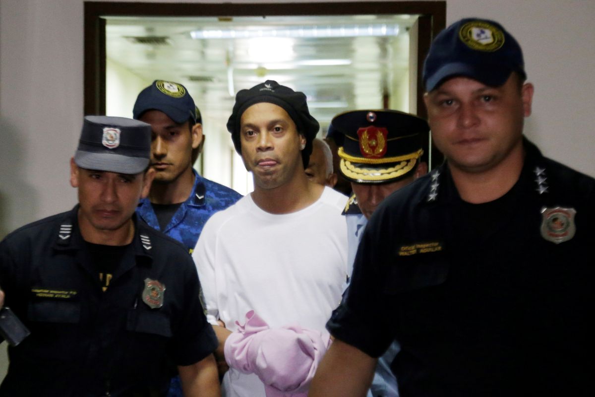 Las autoridades acompaan a Ronaldinho a dependencias policiales