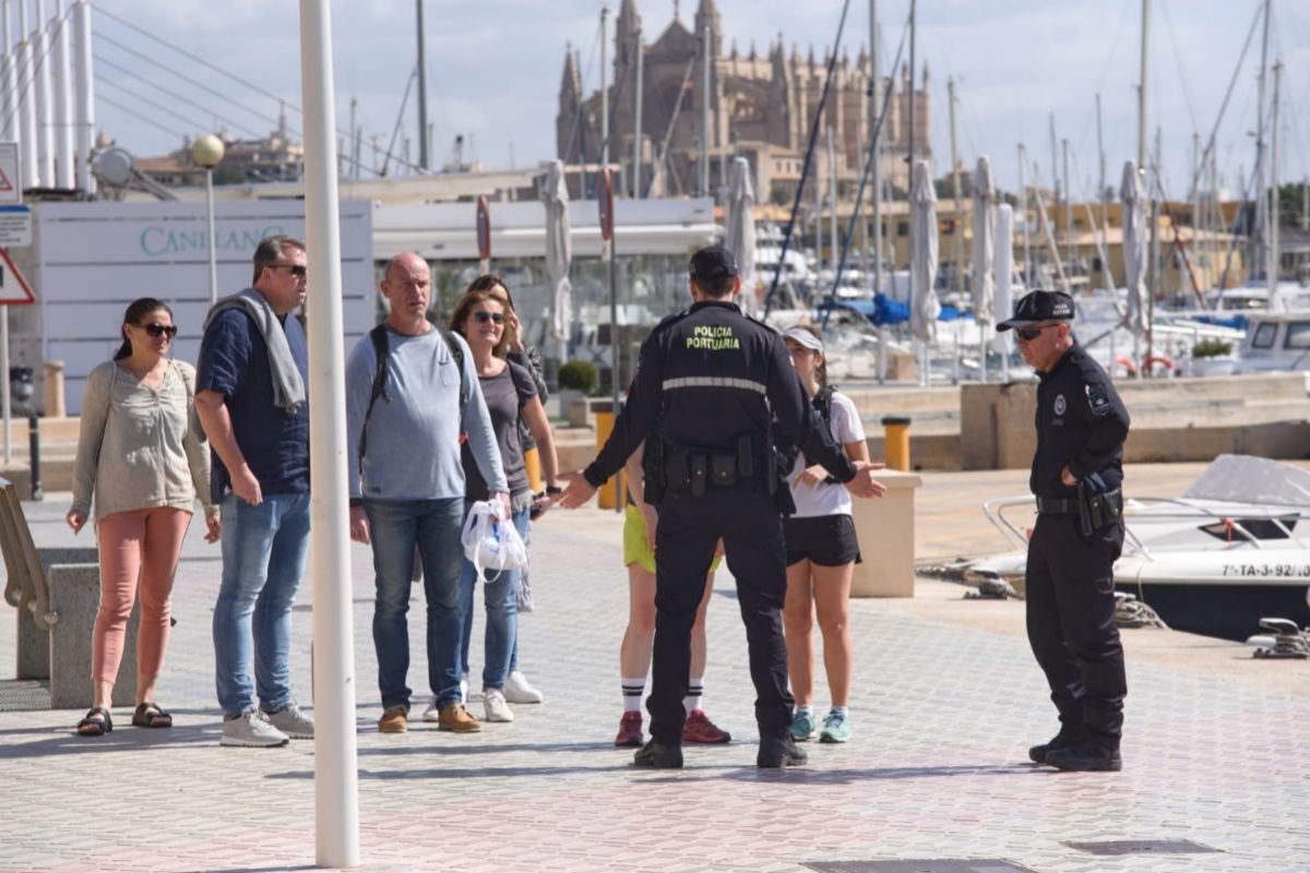 Agentes de la Polica Nacional advierten a ciudadanos que vuelvan a sus casas en Palma.