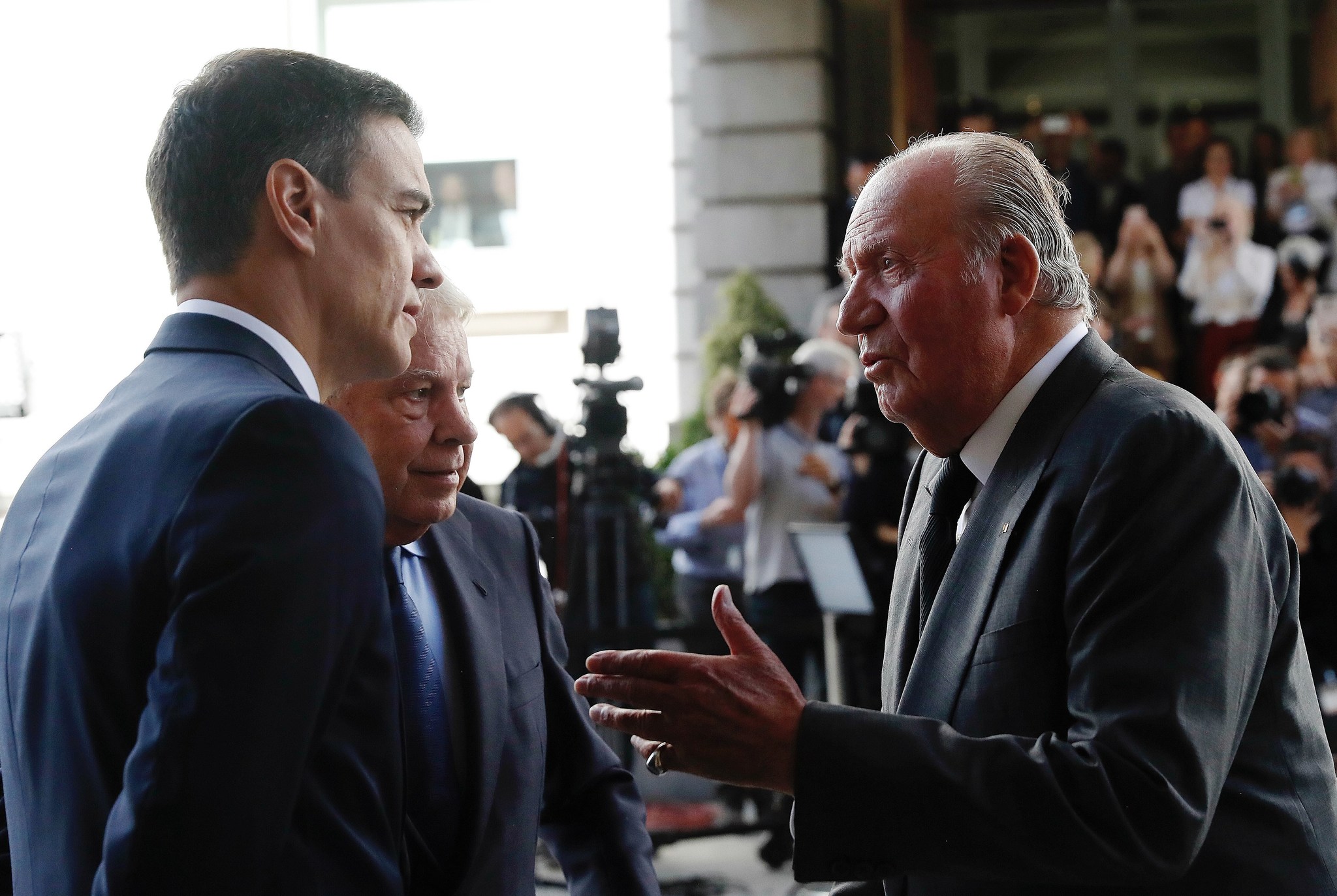 El Rey Juan Carlos, junto a Pedro Snchez y Felipe Gonzlez, en el Congreso en 2019.