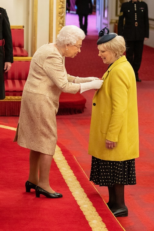 Isabel II impone el 3 de marzo la medalla de la real Orden del Imperio Britnico a la actriz Anne Craig.
