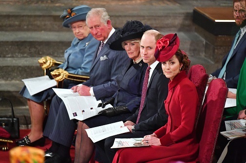 Durante el servicio religioso, Isabel II, los duques de Cornualles y los de Cambridge.