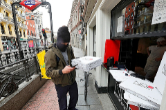 Un rider recoge el pedido en una pizzera de San Bernardo