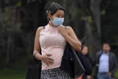 Una mujer embarazada pasea con mascarilla por Bogot (Colombia).