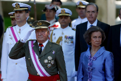 Juan Carlos I y la Reina Sofa en el desfile de las Fuerzas Armadas, en 2014.