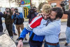 Carlos Cuadrado (iz) abraza a su padre tras salir de prisin en en 2018.