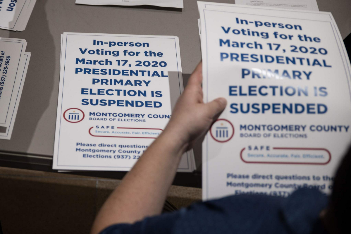 Carteles de "elecciones canceladas" en las primarias de Ohio.