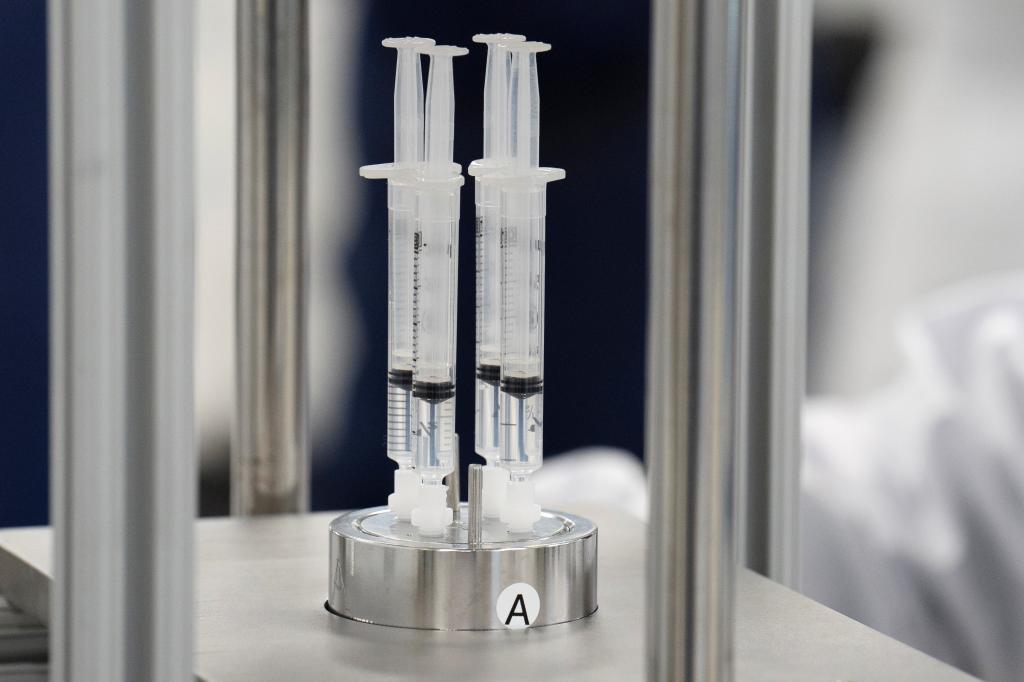 Equipos tcnicos en un laboratorio que busca una posible vacuna para el coronavirus.
