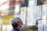 Un hombre lee los carteles de una oficina de empleo en Madrid