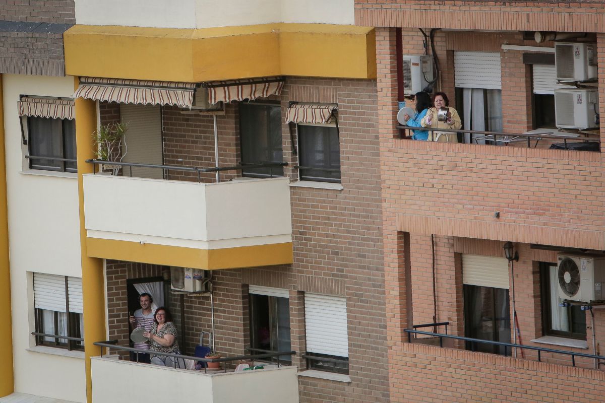 Varios vecinos participan desde sus balcones en la convocatoria de las Sociedades Musicales.