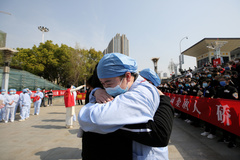 Local medical worker embraces and bids farewell to a medical worker from Jiangsu at the lt;HIT gt;Wuhan lt;/HIT gt; Railway Station