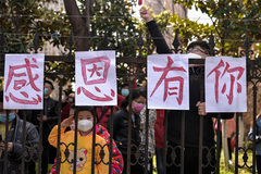 Un letrero celebra que la escasez de contagios y las pancartas rezan: "Wuhan ganar!".