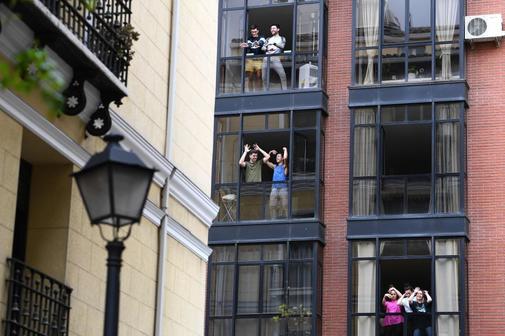 Ciudadanos bailan en los balcones.