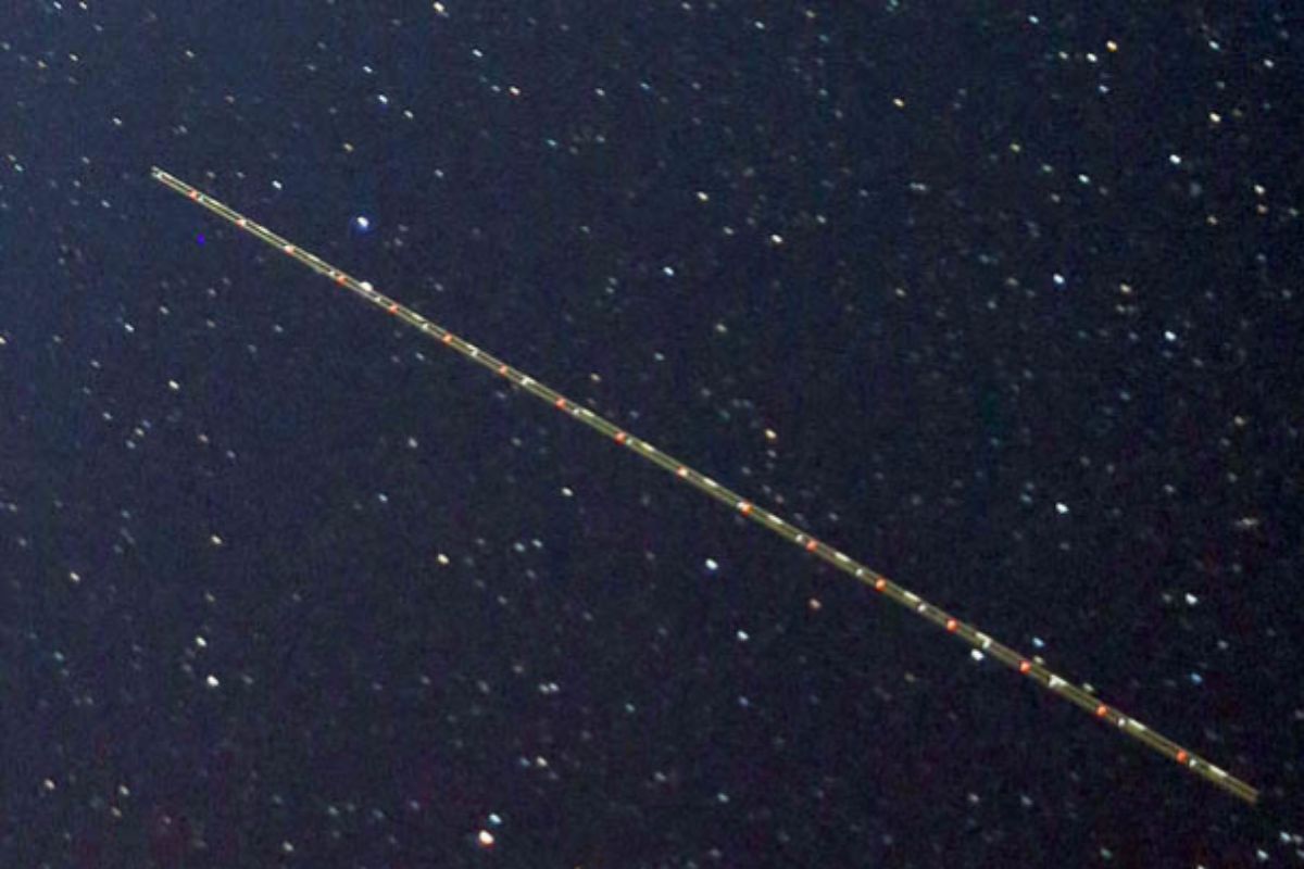La traza dejada por un avión en una imagen del cielo nocturno.