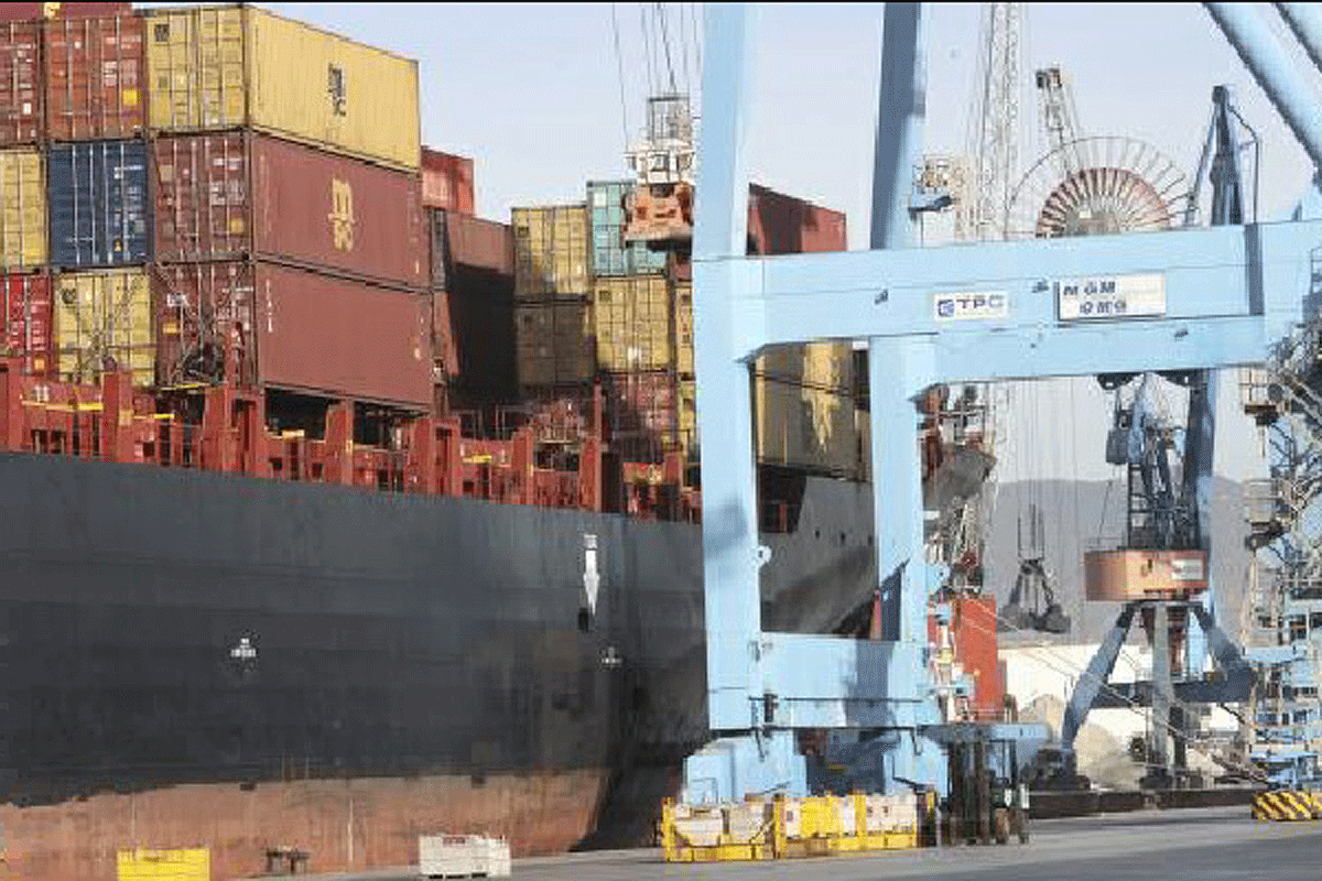 Trabajos de carga de un buque en el puerto de Castelln.
