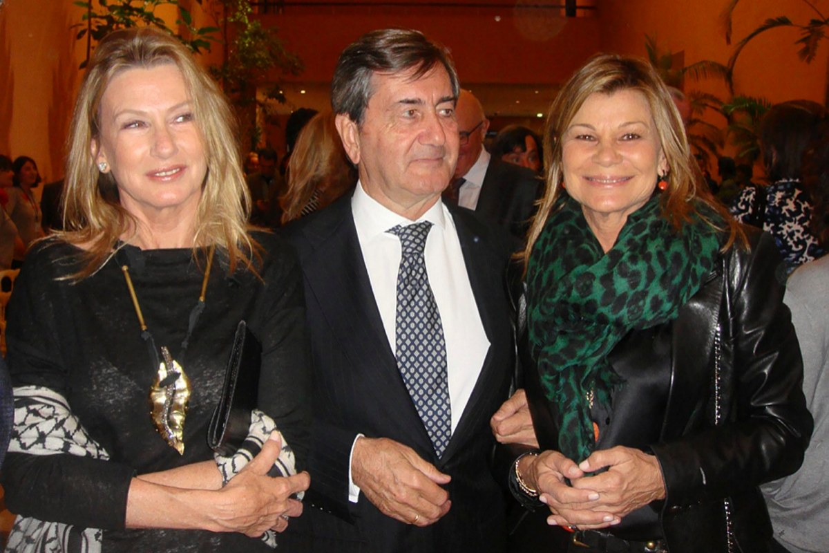 Alfonso Cortina junto a Miriam y Cari Lapique.
