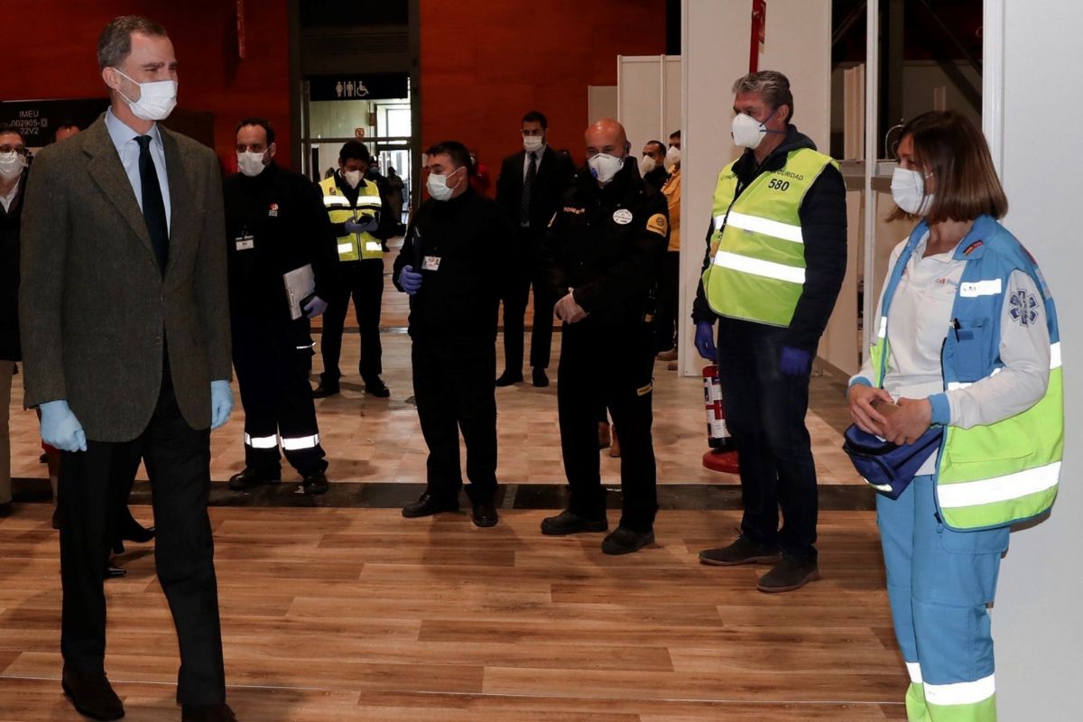 Felipe VI, con mascarilla y guantes como medida de prevencin, visita el hospital de emergencia instalado en el recinto ferial de Ifema de Madrid.