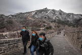 Turistas llevando mascarillas en la Gran Muralla china.