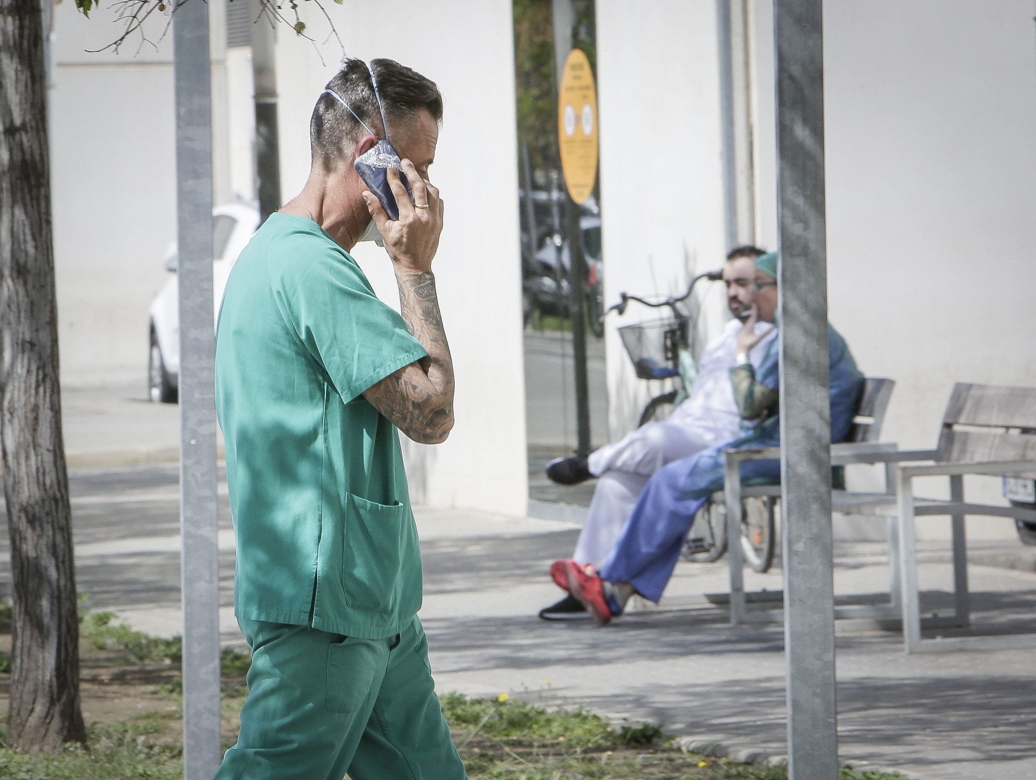 Sanitarios a la puerta de un hospital valenciano.
