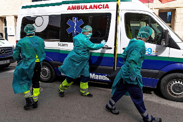 Dos ambulancias con personal mdico llegan a la residencia en Tomelloso (Ciudad Real) ayer, donde varios ancianos haban fallecido vctimas del coronavirus. EFE