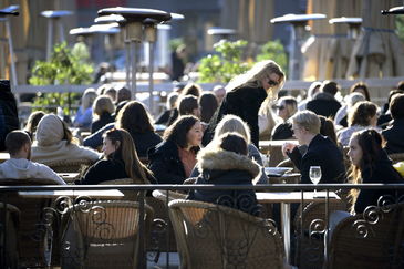 Una terraza en el centro de Estocolmo, el 26 de marzo.