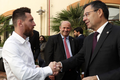 Leo Messi, capitn del primer equipo del Barcelona, con el presidente Bartomeu.