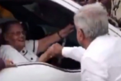 El presidente de Mxico saluda a la madre del 'Chapo' Guzmn