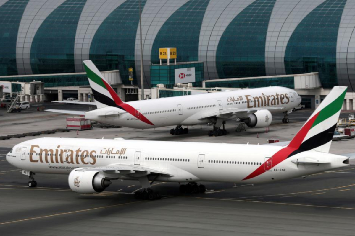 Un avión de Emirates en el aeropuerto de Dubai.