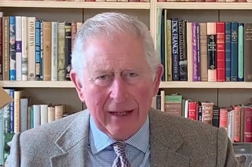 Carlos de Inglaterra en un momento del vídeo con el que ha mandado ánimo a los británicos, grabado para la asociación benéfica  Age UK, tras recuperarse del Covid-19