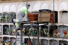Un operario da sepultura a una persona en el cementerio de Santa Margarida de Montbui (Barcelona).