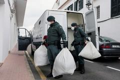 Agentes de la Guardia Civil transportan ropa a una lavandera de la residencia de ancianos de Es Mercadal, en Menorca.