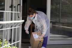 Una trabajadora realiza tareas de desinfeccin en una residencia en Barcelona.