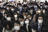 Cientos de personas acuden al trabajo en Tokio, con mascarillas.