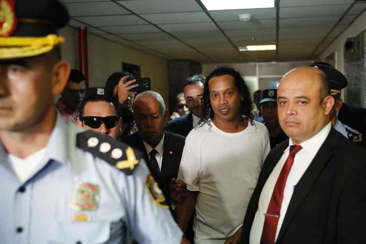 El ex futbolista, llevado a los juzgados de Asuncin, Paraguay.