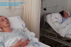 Dos hospitales logran juntar a una madre y un hijo: "Le tranquiliza tener a su madre cerca"