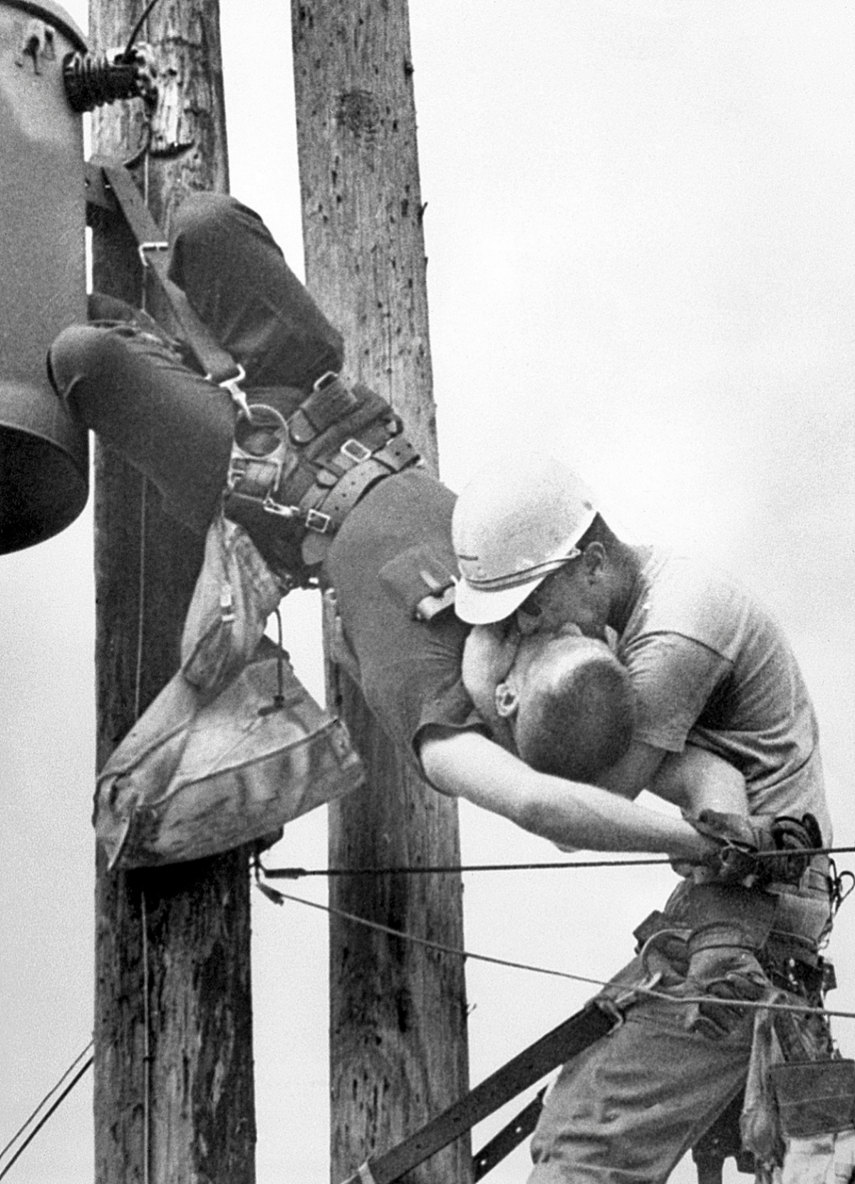 'EL BESO DE LA VIDA'. Tomada en 1967, esta foto muestra a un trabajador salvado por su compañero tras sufrir una descarga de tensión.