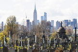 New lt;HIT gt;York lt;/HIT gt; (United States).- Gravestones and mausoleums in Calvary Cemetery in Queens are seen with the Empire State Building in the background in New lt;HIT gt;York lt;/HIT gt;, New lt;HIT gt;York lt;/HIT gt;, USA, on 09 April 2020. The number of patients being admitted to hospitals with COVID-19 in New lt;HIT gt;York lt;/HIT gt; City, which is still considered to be the epicenter of the lt;HIT gt;coronavirus lt;/HIT gt; outbreak in the United States, grew by the smallest amount in weeks but 799 people died between Wednesday and Thursday, which was another single day high for deaths. (Estados Unidos, lt;HIT gt;Nueva lt;/HIT gt; lt;HIT gt;York lt;/HIT gt;) EPA/
