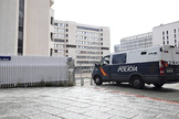 Un furgn policial entra en las instalaciones judiciales de Plaza de Castilla, en Madrid.