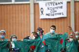 Compaeros del enfermero fallecido Esteban Pearrubia durante el aplauso de las 20 horas de este viernes.