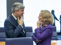 El presidente del Eurogrupo, Mario Centeno, dialoga con la ministra de Economa Nadia Calvio en una reunin en Bruselas el pasado