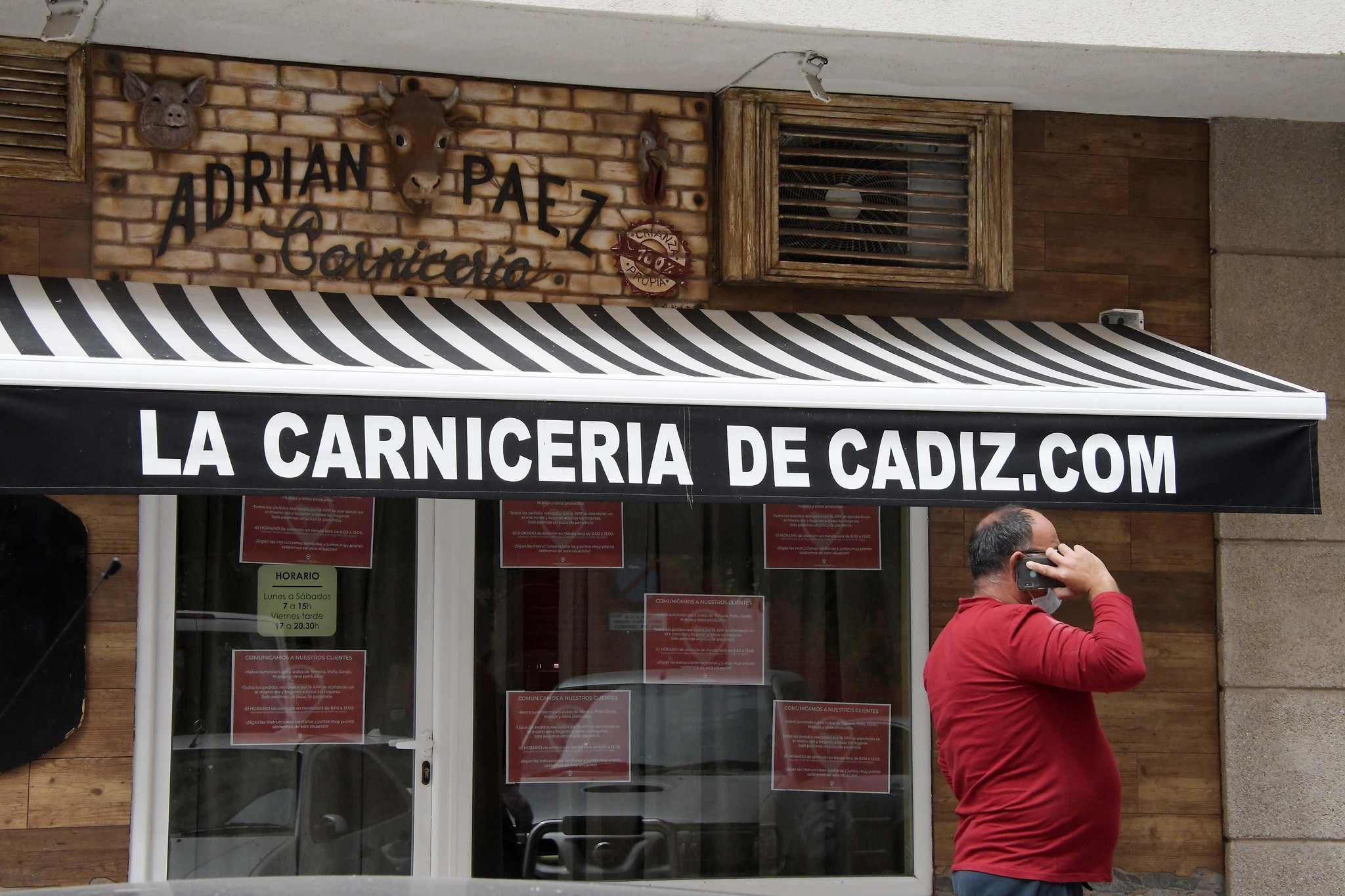 Exterior de la carnicería de Páez, con su página web en el toldo.