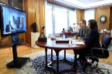 Los Reyes en videoconferencia con el presidente de Mercadona, Juan Roig, y miembros de su equipo el pasado 26 de marzo
