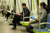 Una mujer viaja protegida con una mascarilla en la Linea 2 de Metro Valencia.